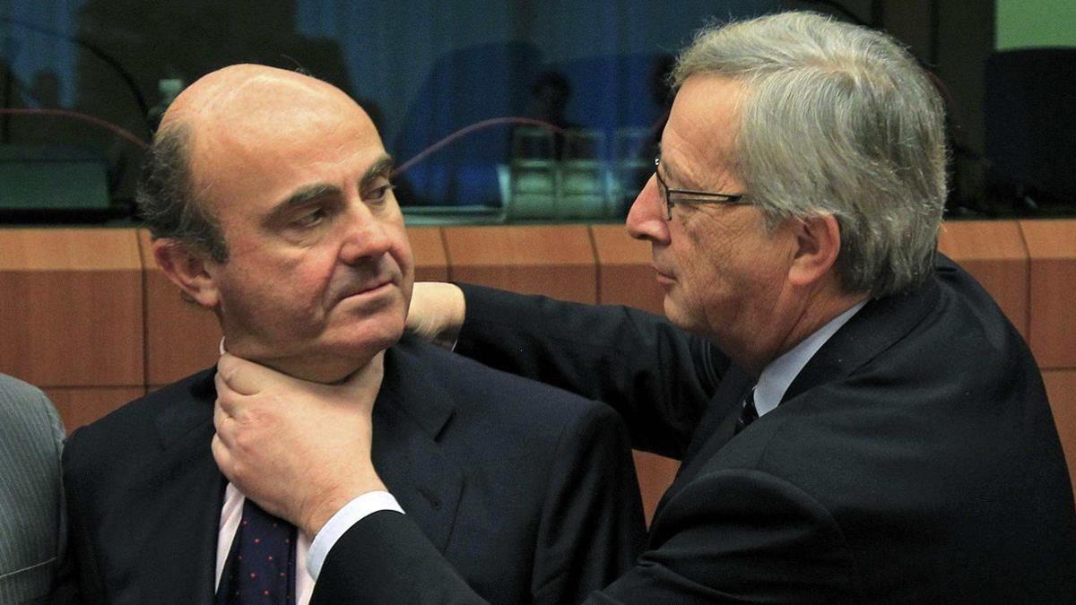 La polémica foto de Jean-Claude Juncker cuando presidía el Eurogrupo, bromeando con Luís de Guindos, agobiado por los problemas económicos de España.