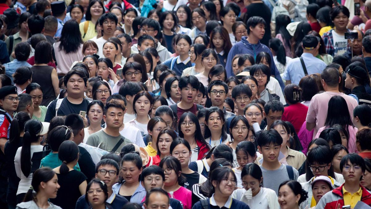 Estudiantes salen a recibir a sus padres tras realizar el Examen Nacional de Ingreso a la Universidad (NCEE) de China