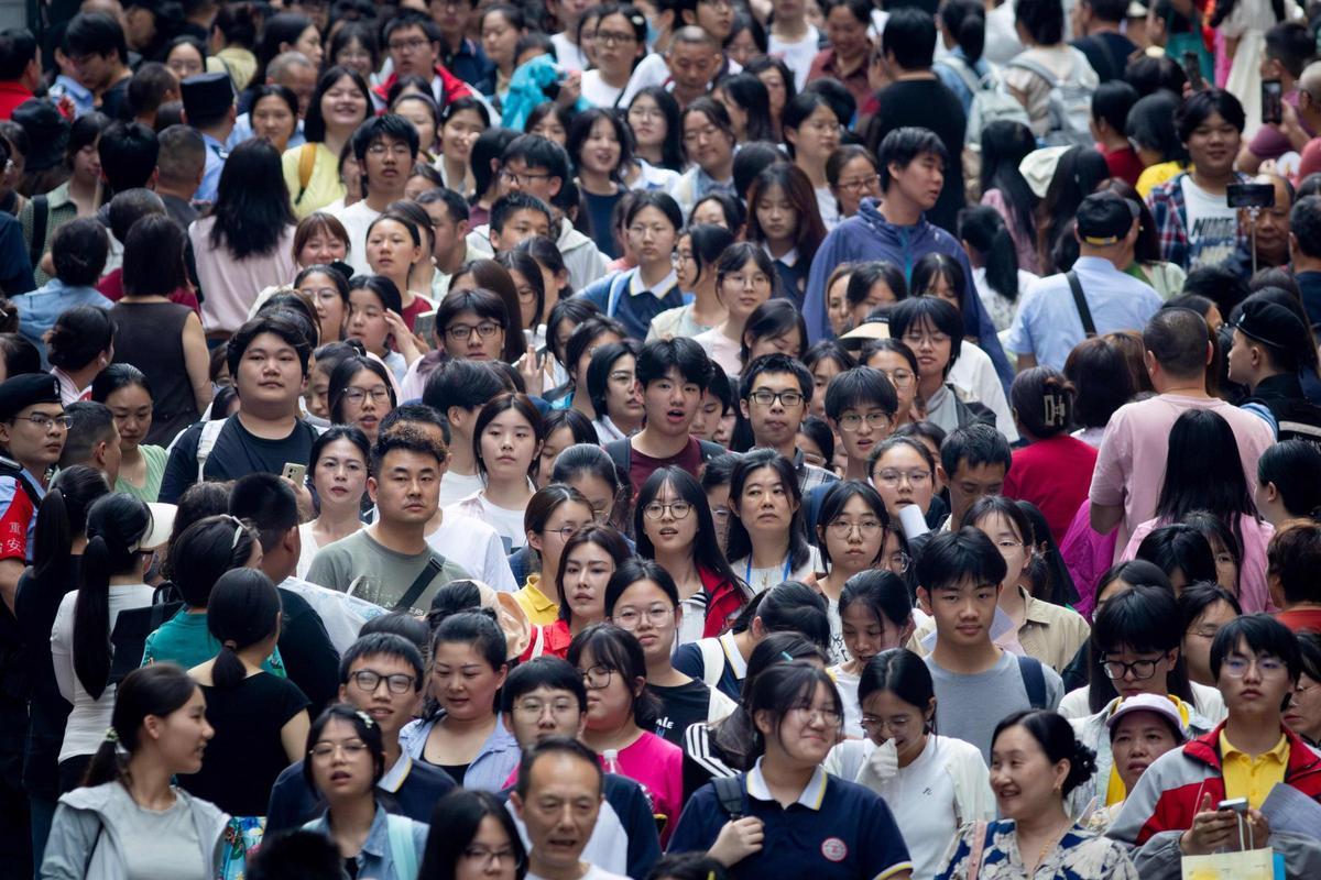 Estudiantes salen a recibir a sus padres tras realizar el Examen Nacional de Ingreso a la Universidad (NCEE) de China