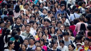 Estudiantes salen a recibir a sus padres tras realizar el Examen Nacional de Ingreso a la Universidad (NCEE) de China