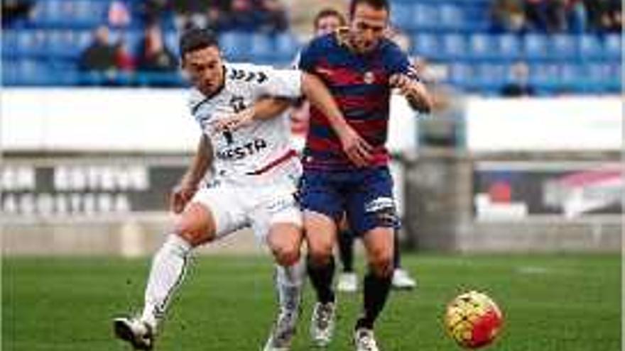 Pitu pugna per la pilota en un Llagostera-Albacete a Palamós.