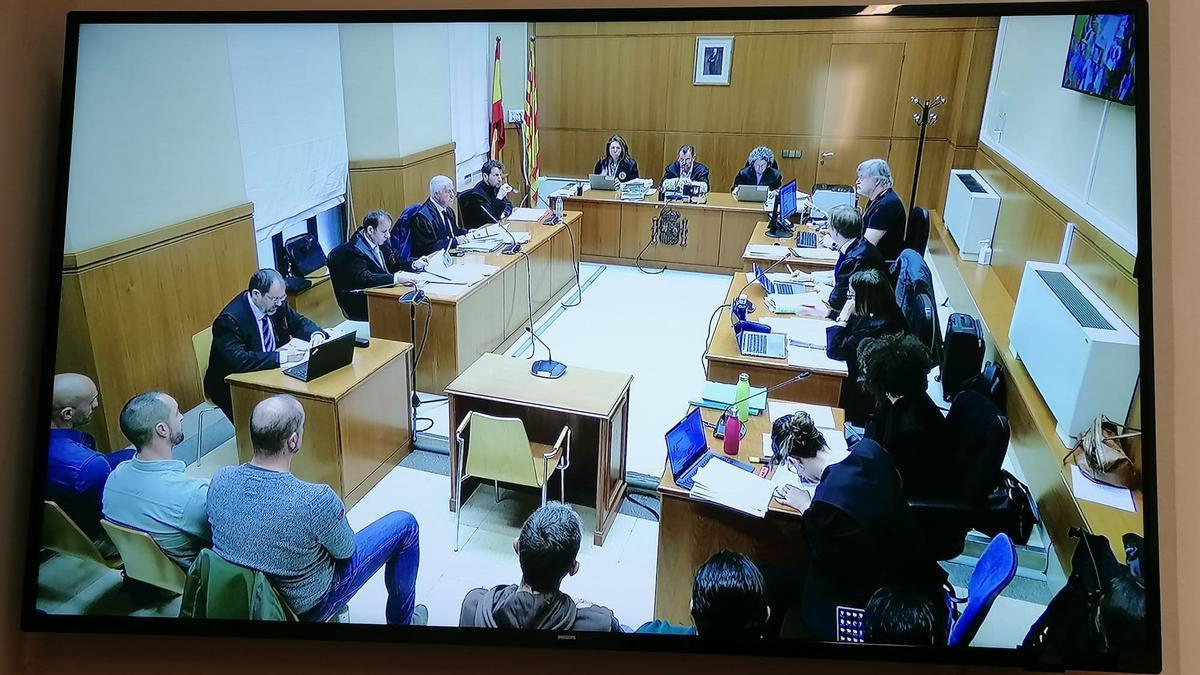 Juicio contra cuatro mossos por la detención violenta de un joven chileno en el Raval.