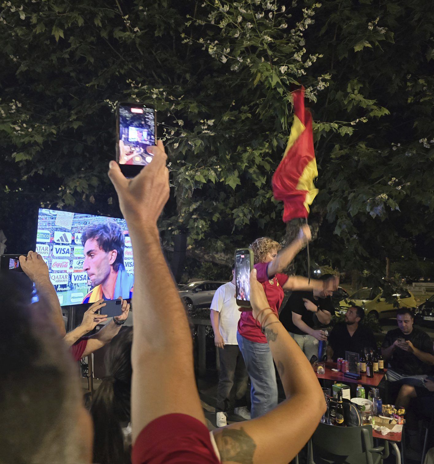 Un momento de la celebración en la calle Eugenio Sequeiros de Cangas con Ferrán Torres en la pantalla. |