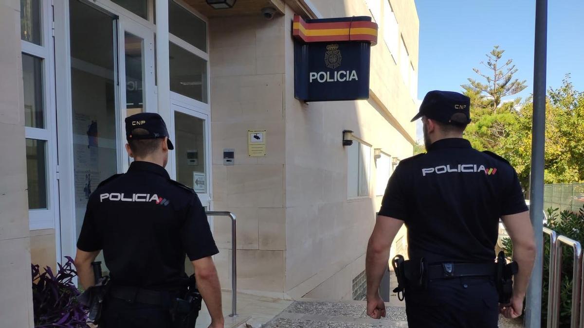 Agentes de la Policía Nacional en la Comisaría de Playa de Palma.