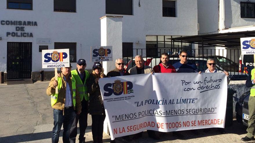 Concentración en la Comisaría de Ronda.