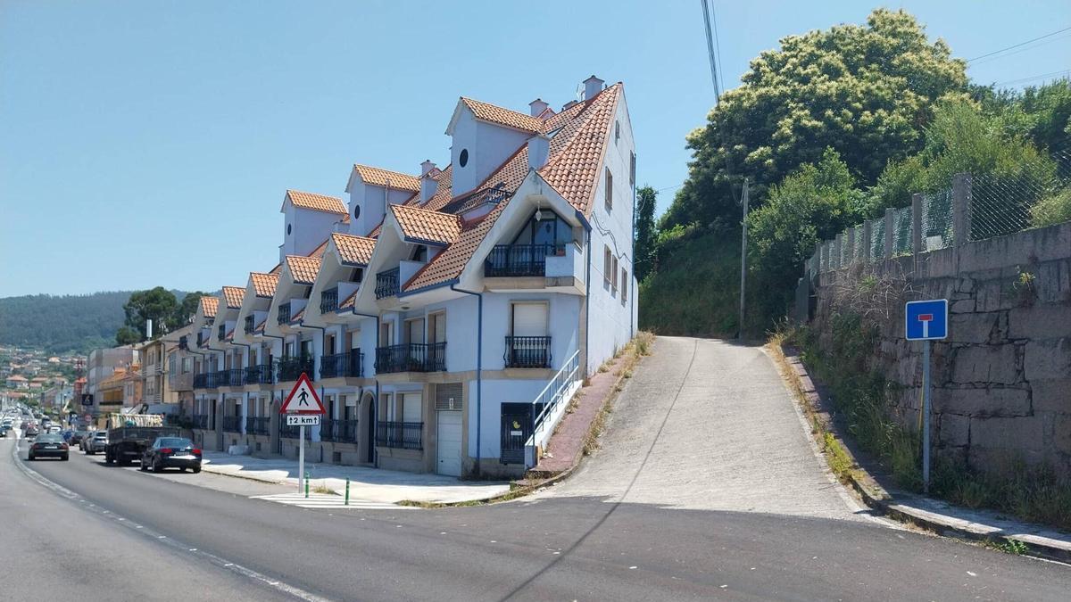 La intersección del vial entre Loureiro y Castiñáns, en Bueu, que arranca desde la PO-551.