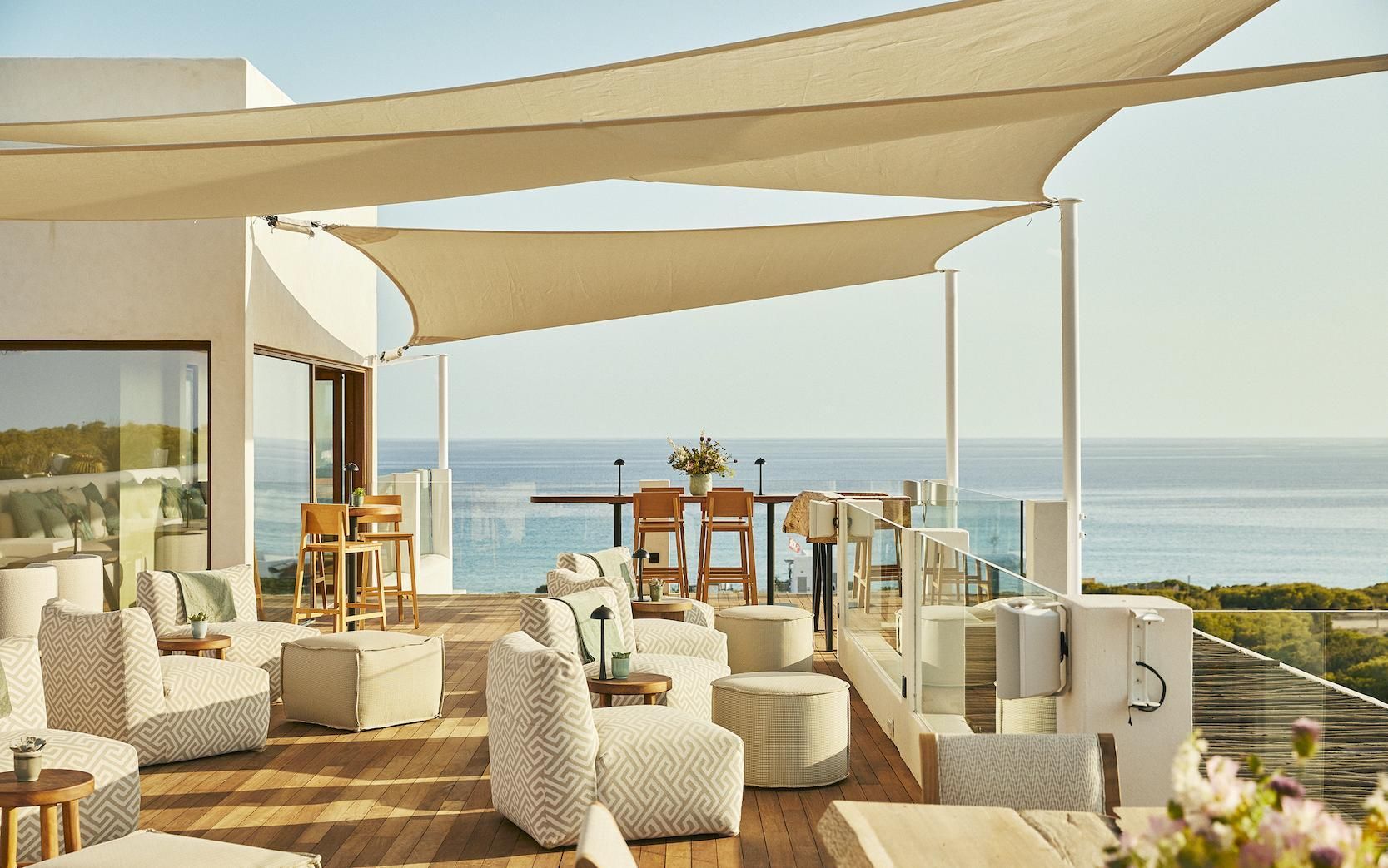La terraza del hotel Teranka Formentera, con vistas a la playa de Migjorn