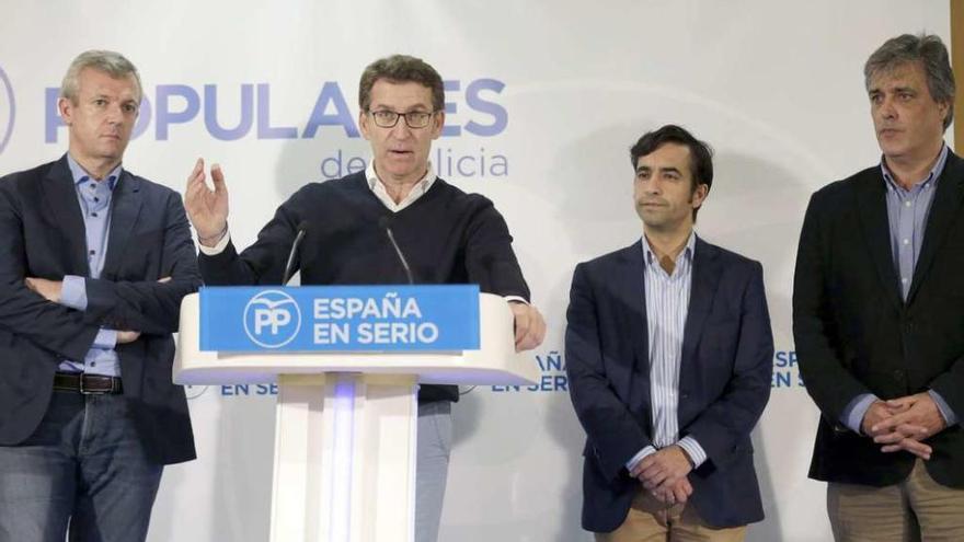 Rueda, Feijóo, Rey Varela y Pedro Puy, ayer, tras conocerse los resultados electorales. // Xoán Álvarez