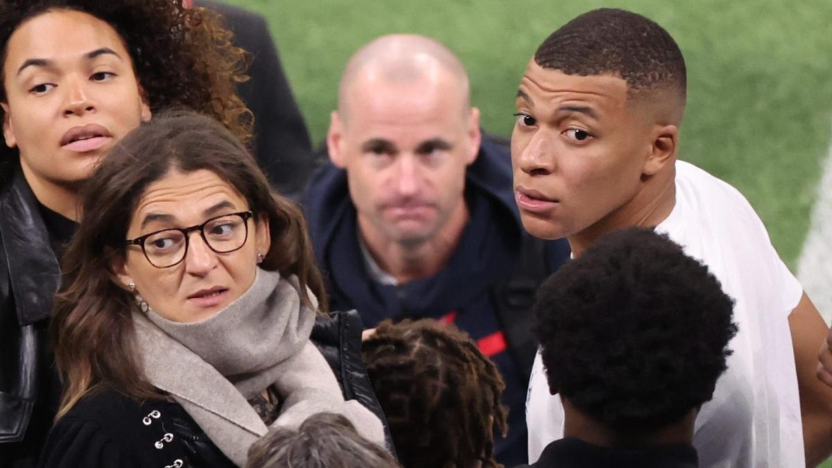 Fayza Lamari y Mbappé, tras un partido del PSG.