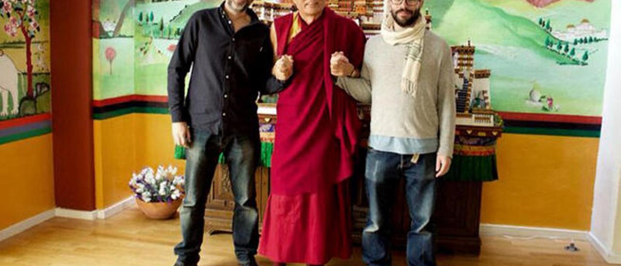 Jordi Carot (izquierda) y José Sáenz de Heredia junto al lama Thubten Wangchen.