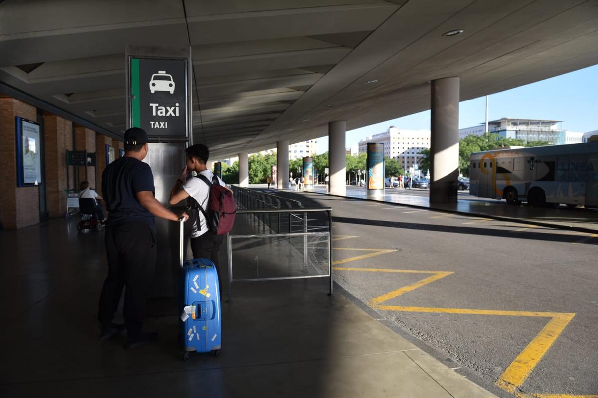 Una parte de los taxistas sevillanos continúa con el paro indefinido