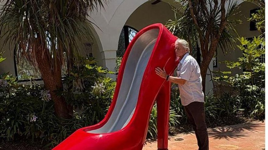 Erinnerung an die verstorbene Freundin: Warum Michael Douglas auf Mallorca einen Schuh umarmt
