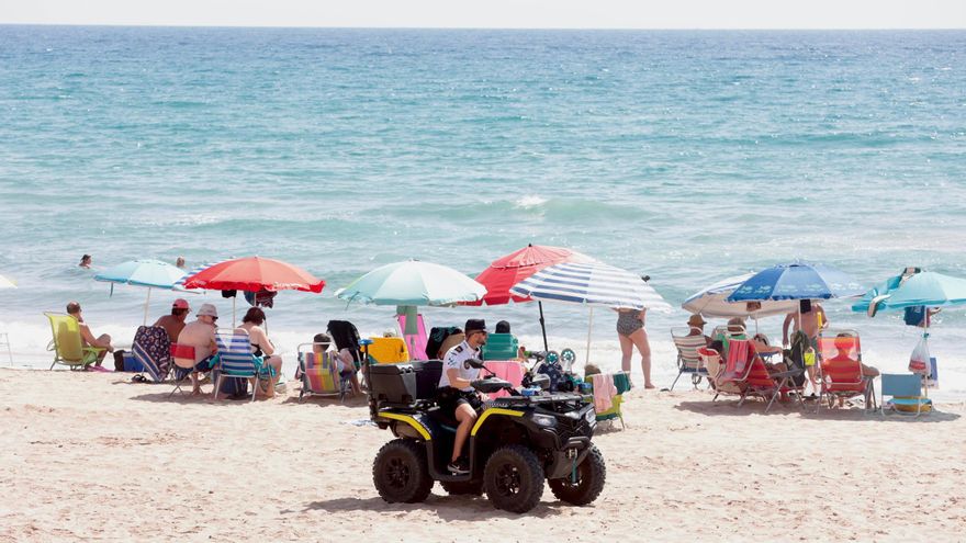 Rescatan a un menor de 16 años en una zona prohibida al baño en la playa de Muchavista