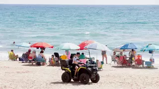 Rescatan a un menor de 16 años en una zona prohibida al baño en la playa de Muchavista