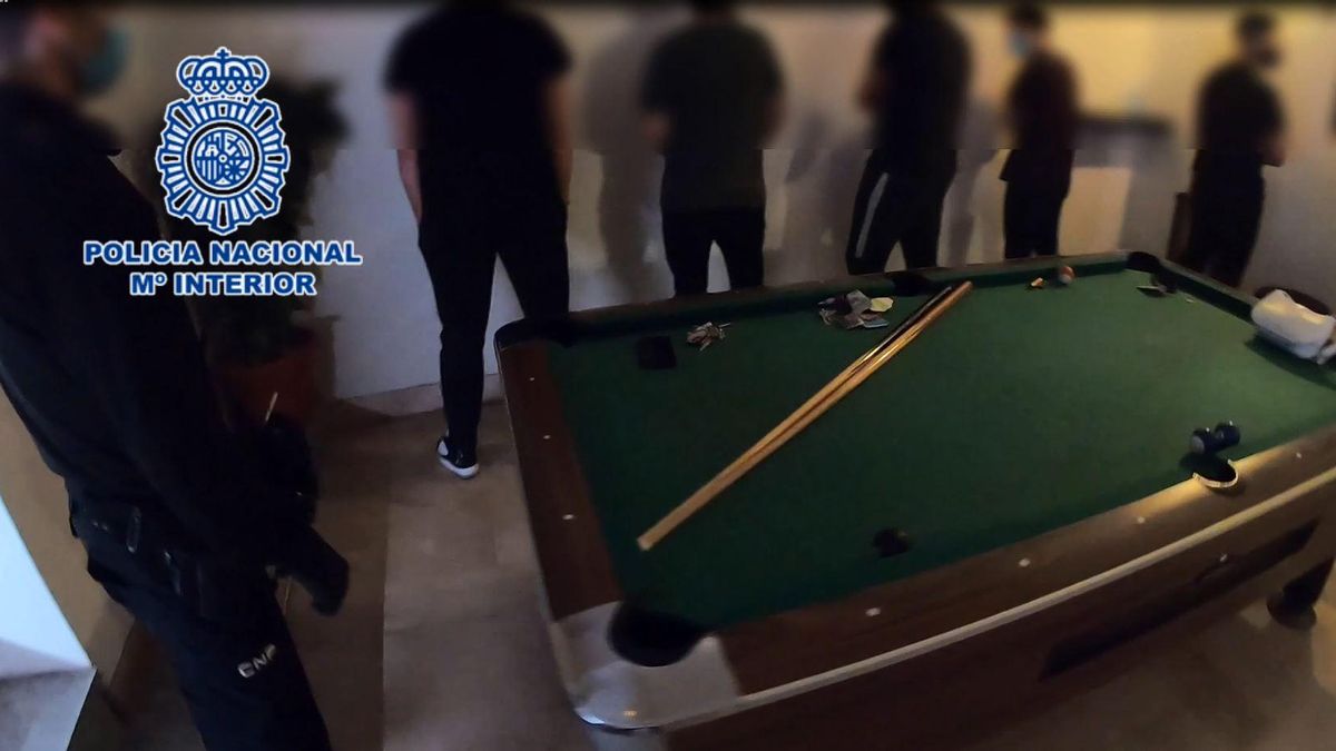 A large number of young people used to gather in the place to consume narcotic substances. A large number of young people used to gather there to consume narcotic substances.