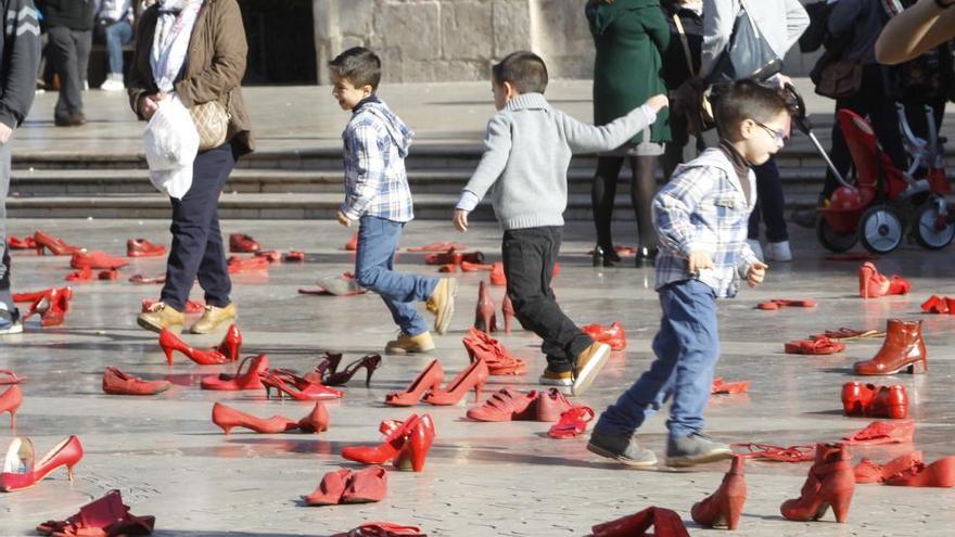 Los pares de zapatos rojos en la plaza de la Virgen.