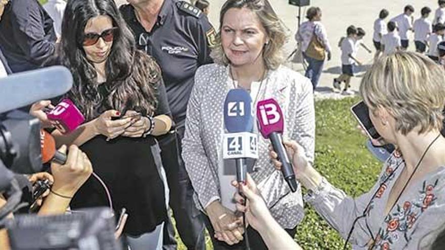 María Salom salió ayer al paso de las críticas tras un acto de la Policía Nacional.