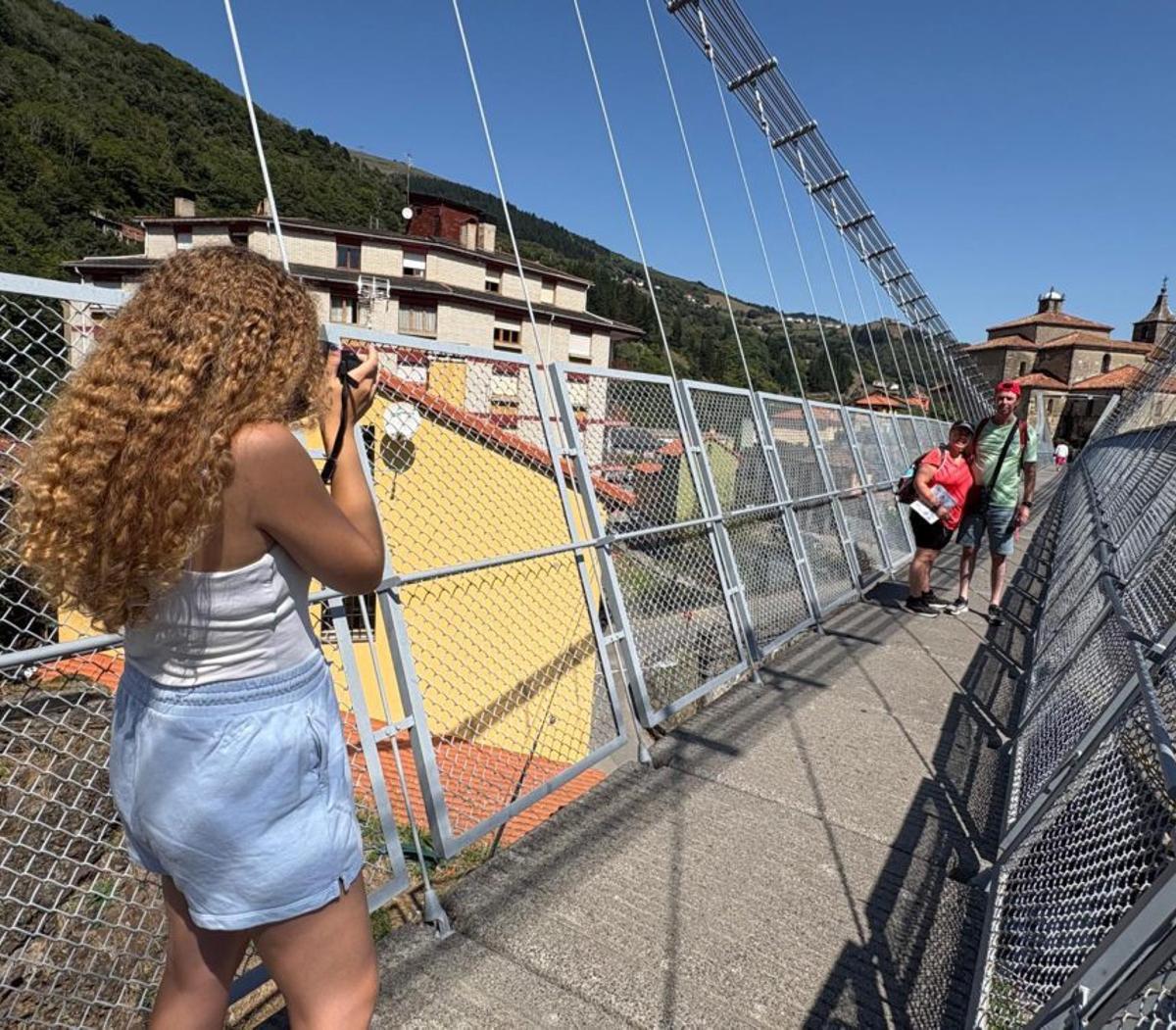 El Puente Colgante, un icono sobre el Narcea