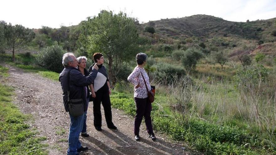 Los portavoces de Proyecto Hogar, ayer en el parque periurbano de La Virreina.