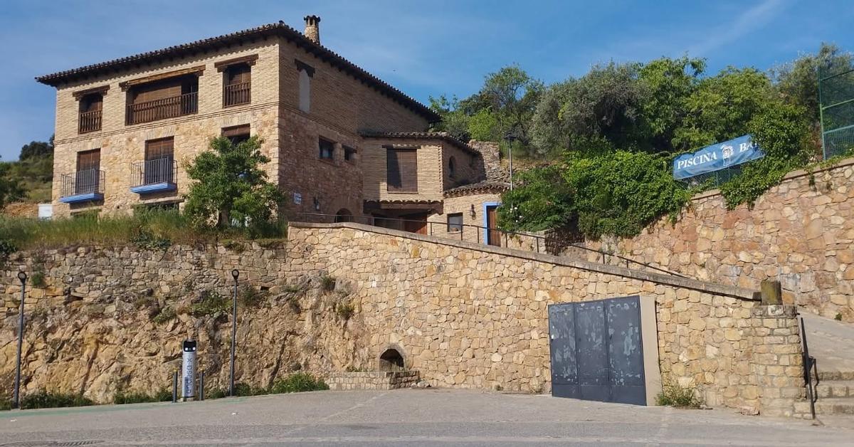 Entrada a las piscinas municipales de Alquézar