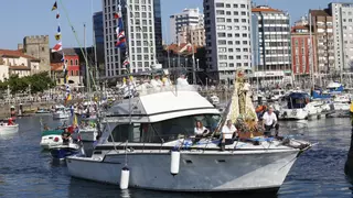 Baño de multitudes y pétalos para la Virgen del Carmen en la procesión marinera recuperada en Gijón: "Ha sido espectacular"