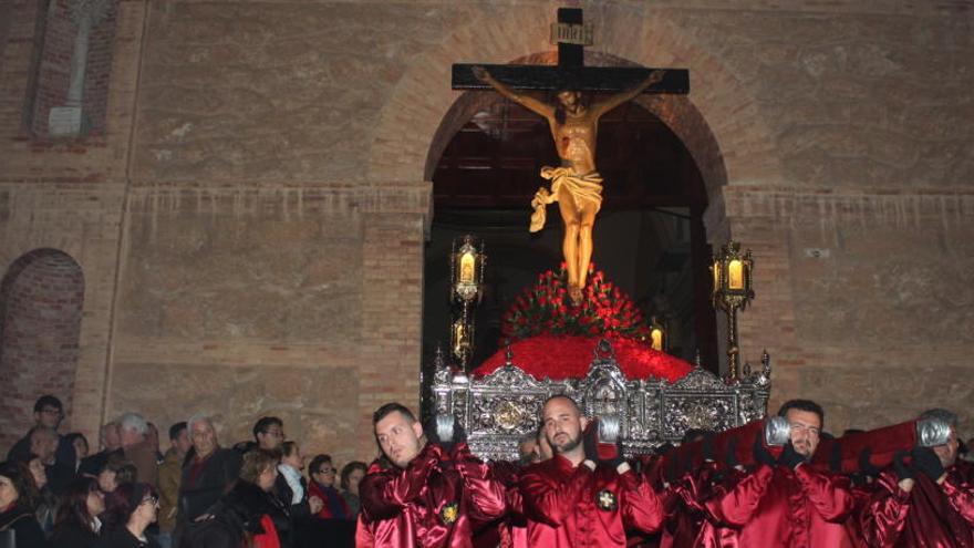 Imagen de la salida de un paso desde la iglesia de La Inmaculada