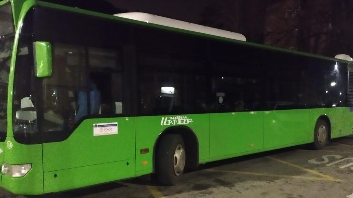 El autobús, en la zona en la que se produjo el accidente.