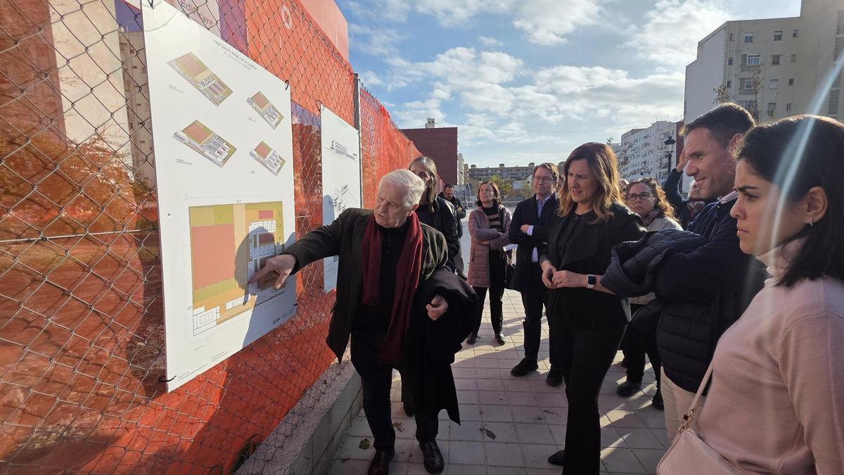 Catalá atiende las explicación del arquitecto Luis Alonso de Armiño