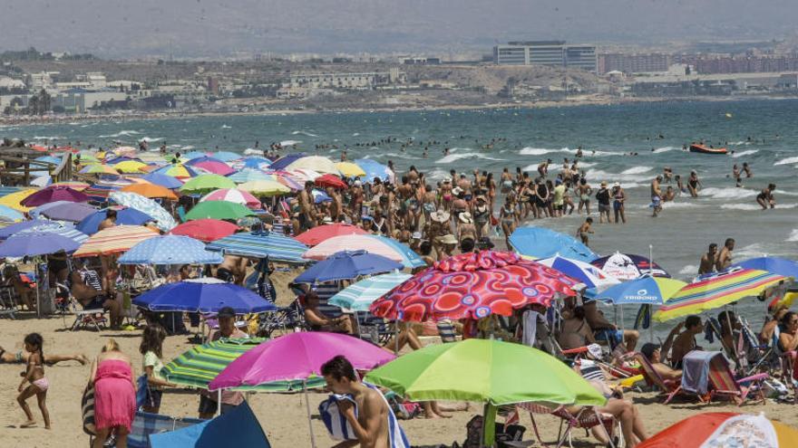 Playa de los Arenales del Sol de Elche abarrotada, esta semana.