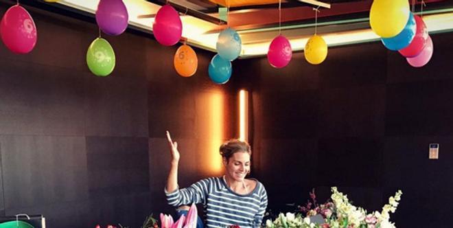Amaia Salamanca con los globos de sus sorpresa de cumpleaños