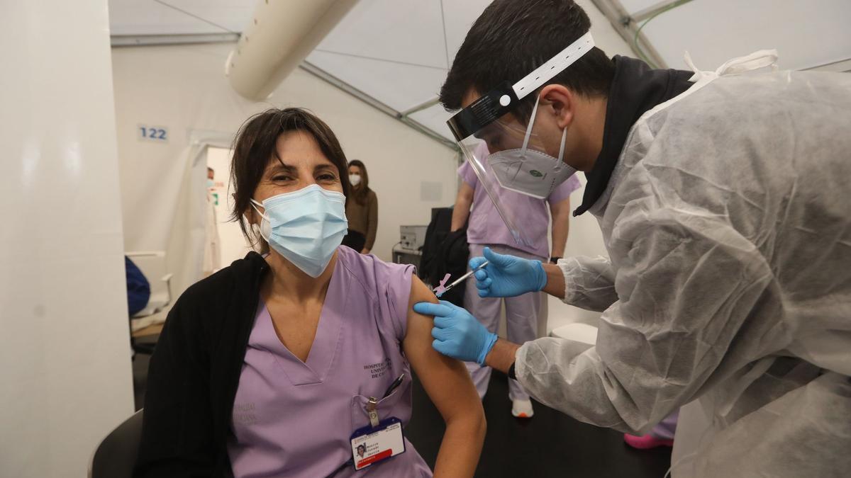 Una sanitaria se vacuna del coronavirus en Castelló en imagen de archivo