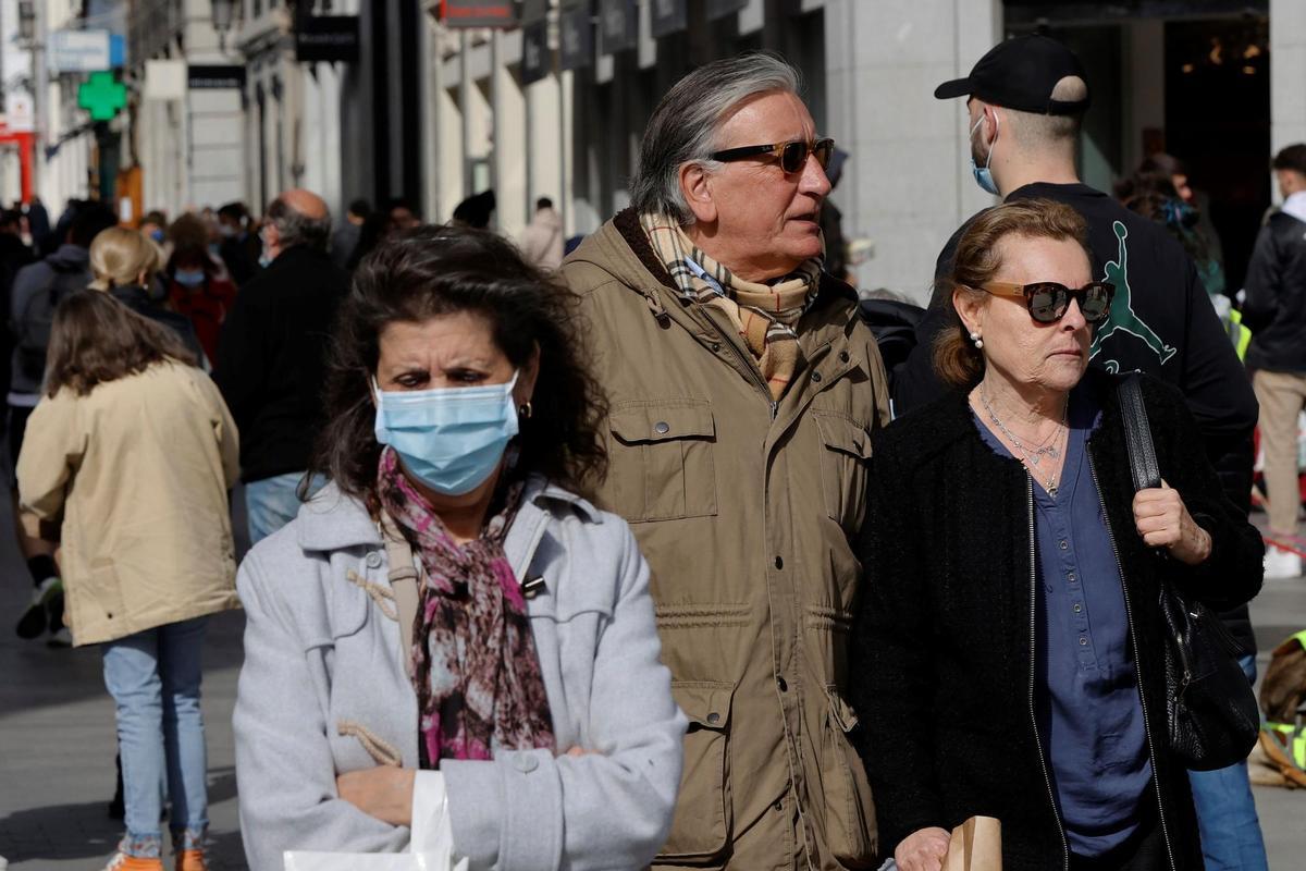 Viandantes pasean por una calle del centro de Madrid, la semana pasada. EFE/ Juan Carlos Hidalgo Viandantes pasean por una calle del centro de Madrid, la semana pasada. EFE/ Juan Carlos Hidalgo