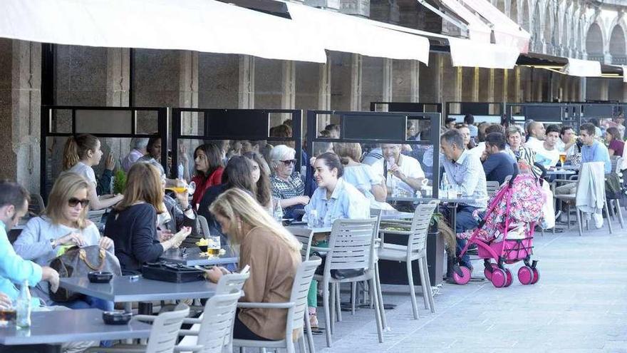 Gente en las terrazas de los bares de la Marina, en A Coruña.