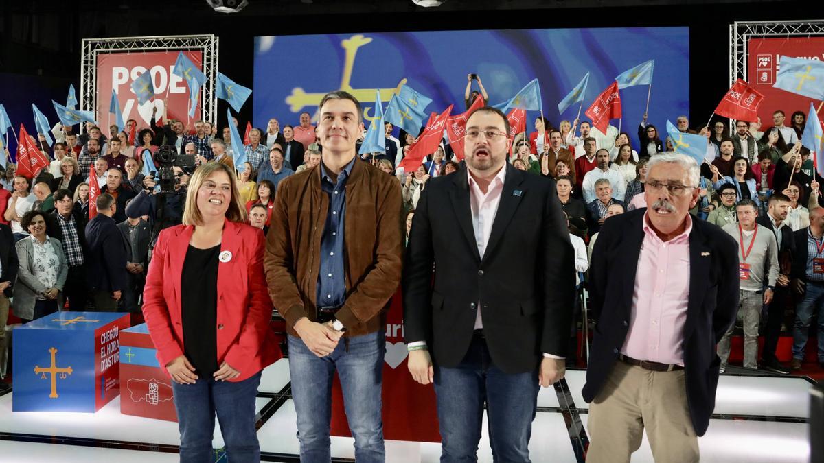 Por la izquierda, Gimena Llamedo, Pedro Sánchez, Adrián Barbón y Luis Manuel Flórez entonan el &quot;Asturias patria querida&quot; en el mitin de Gijón.