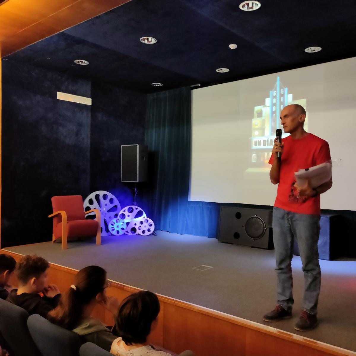 Manuel Hernández, responsable del programa 'Un día de cine', realiza la introducción a la sesión cinematográfica.