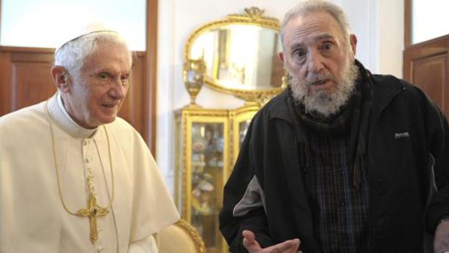 Benedicto XVI y Fidel Castro, al comienzo de la reunión.