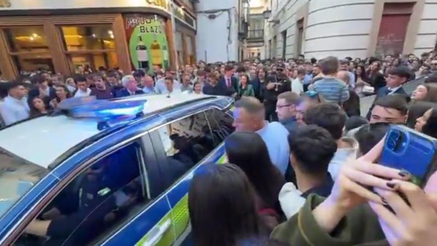 Vídeo | Tenso momento de dos coches de la Policía Local atrapados en mitad de la Semana Santa de Sevilla