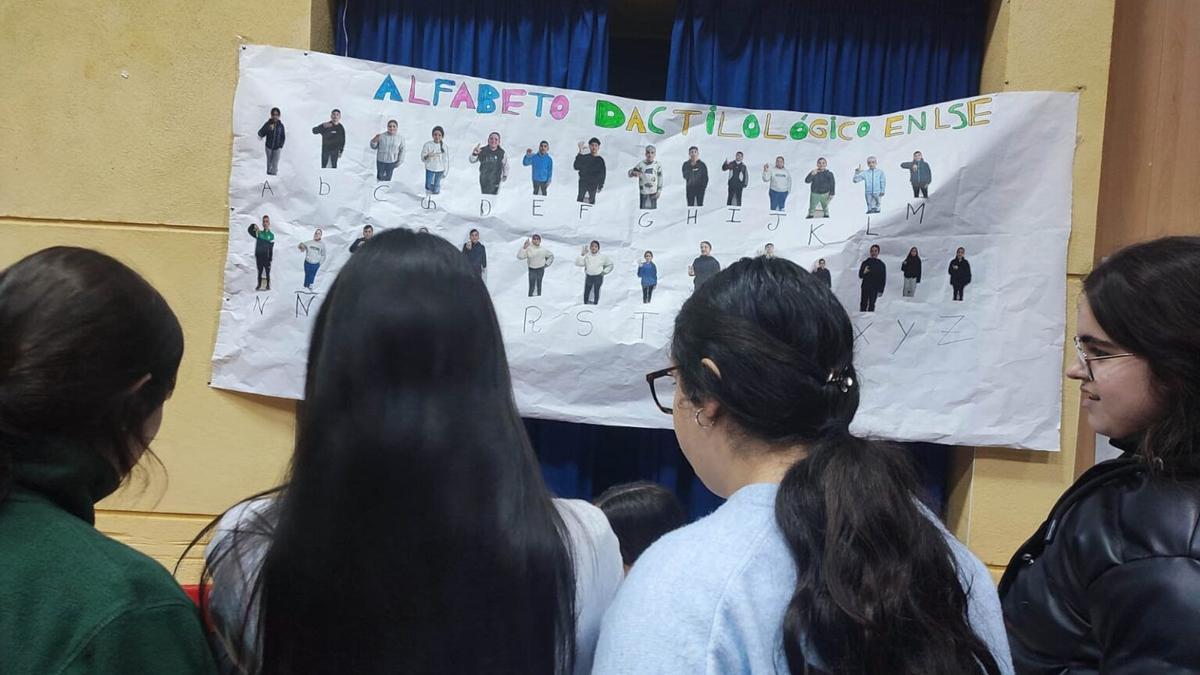 Aprendizaje del alfabeto en lengua de signos en el IES Averroes.