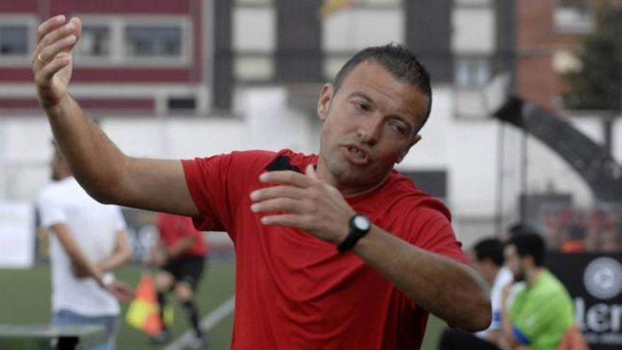 Chuchi muestra su enfado durante el partido de Copa disputado en el Hermanos Antuña.