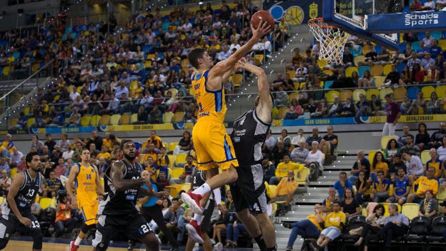 Oriol Paulí, alero del Herbalife Gran Canaria, realiza una entrada a canasta frente a la defensa de Ojars Silins, jugador del Dolomiti Energia Trento, ayer, en el Gran Canaria Arena.