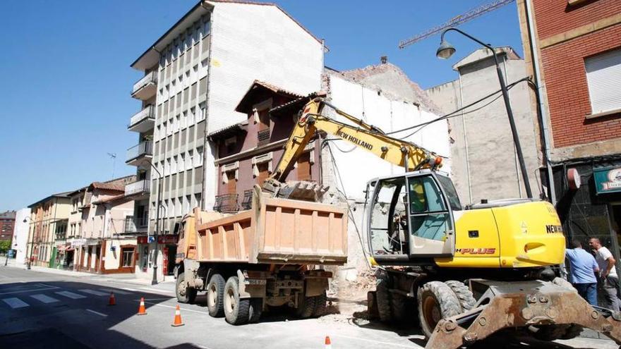 Máquinas trabajando ayer en la avenida de Eysines.