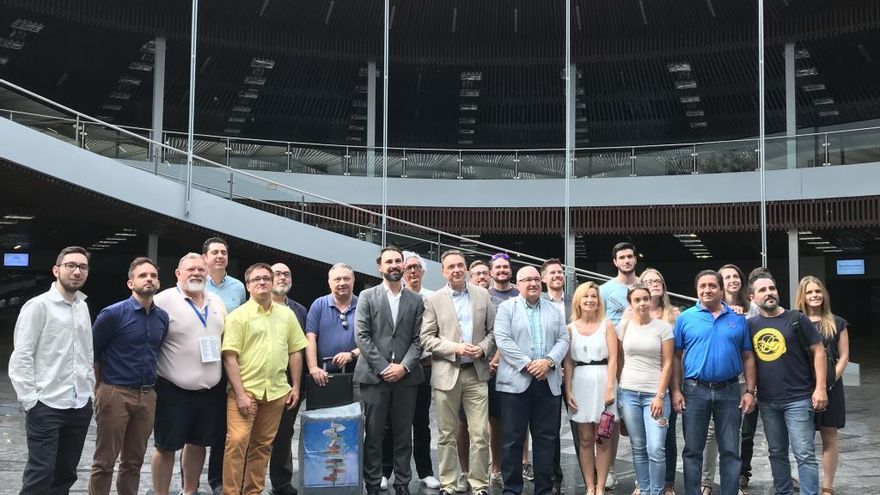 Ruiz Aráujo y Ortiz, junto a los emprendedores, en la aceleradora.