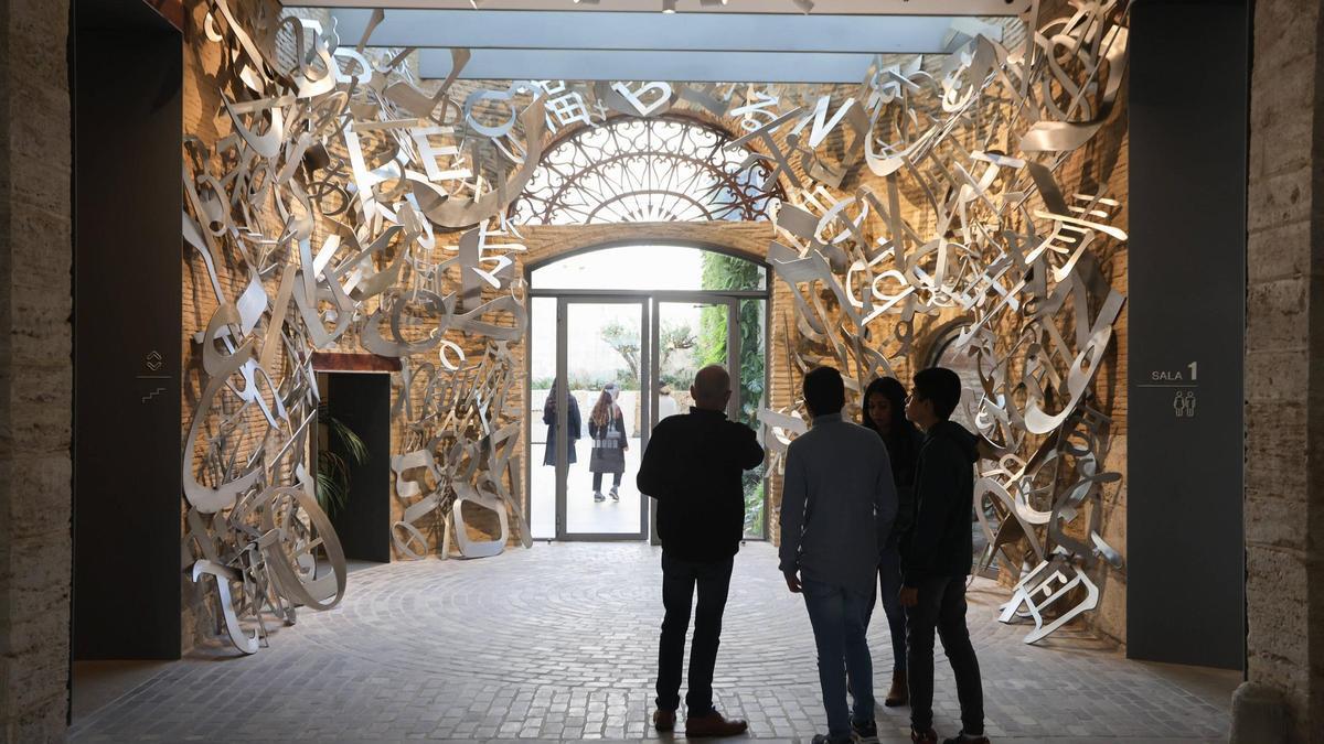 Entrada del Centro de Arte Hortensia Herrero con una obra de Jaume Plensa.