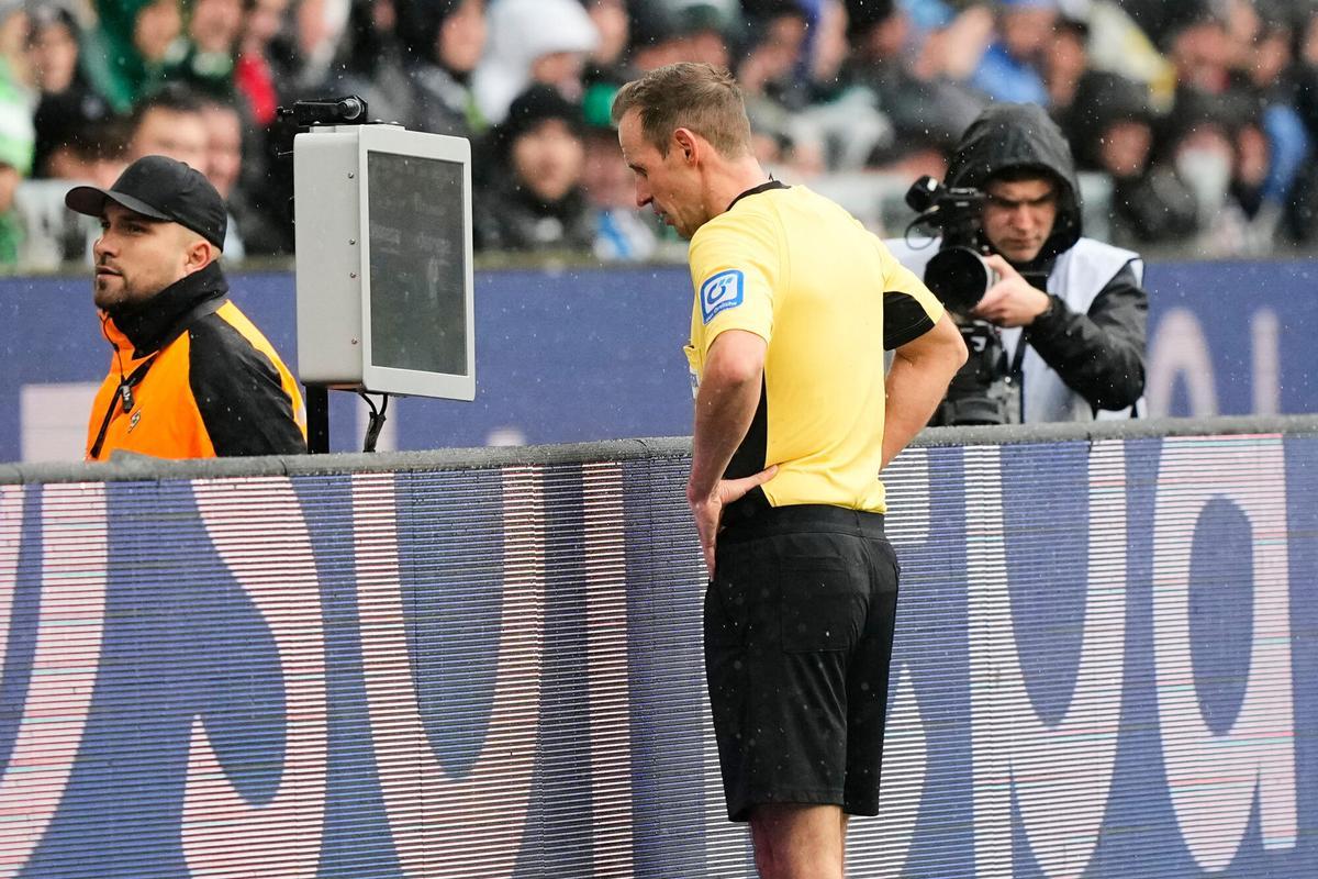 Sascha Stegemann revisando el VAR