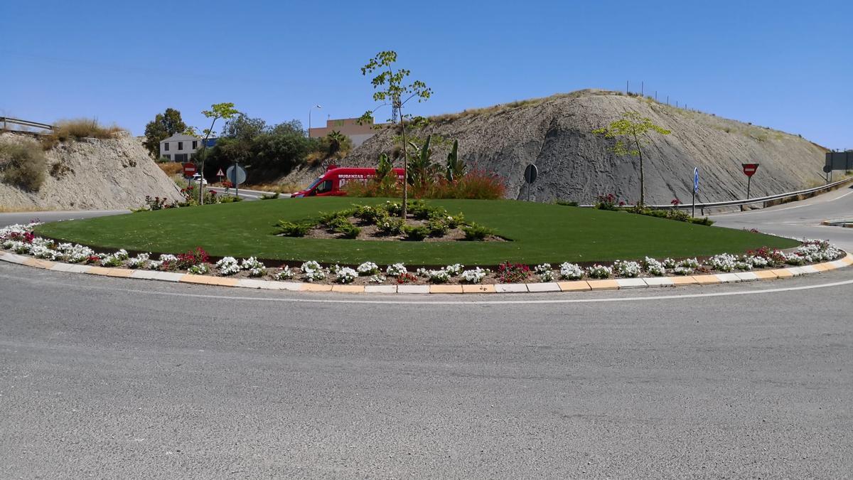 Rotonda de la carretera de Caravaca que ha sido renovada recientemente con nueva jardinería.