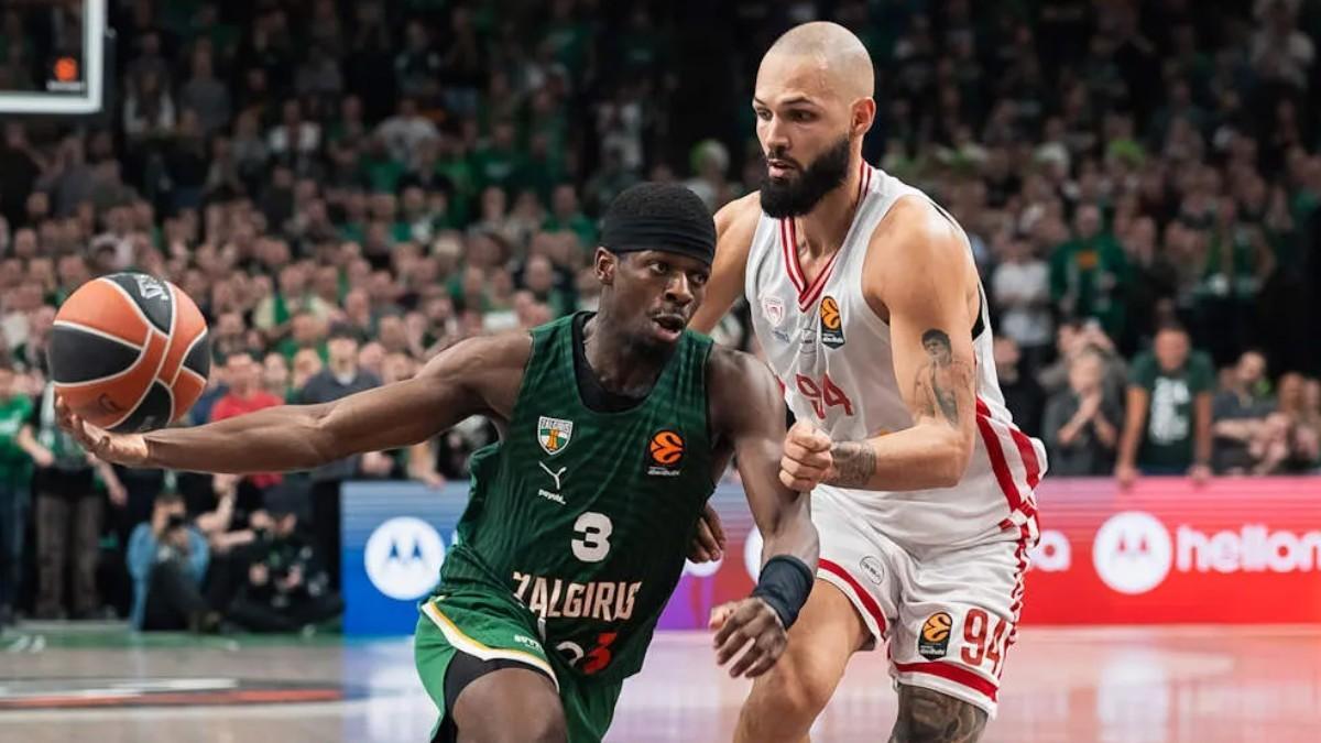 Sylvain Francisco, ante Evan Fournier, de Olympiacos