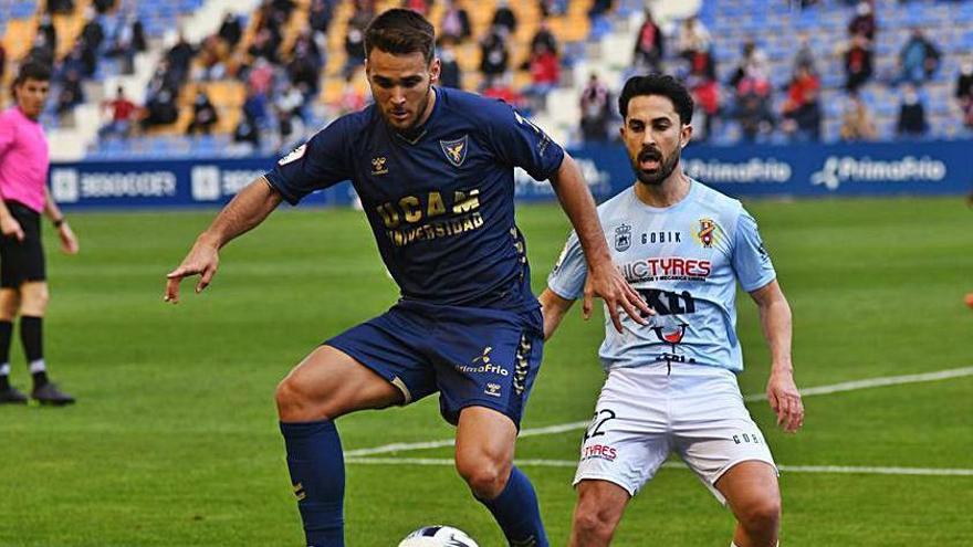 Carlos Tropi durante el partido ante el Yeclano. | ISRAEL SÁNCHEZ