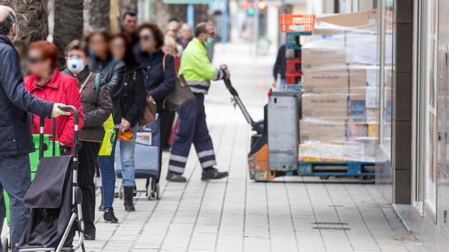 Colas de clientes esperando entrar a un supermercado en Alicante