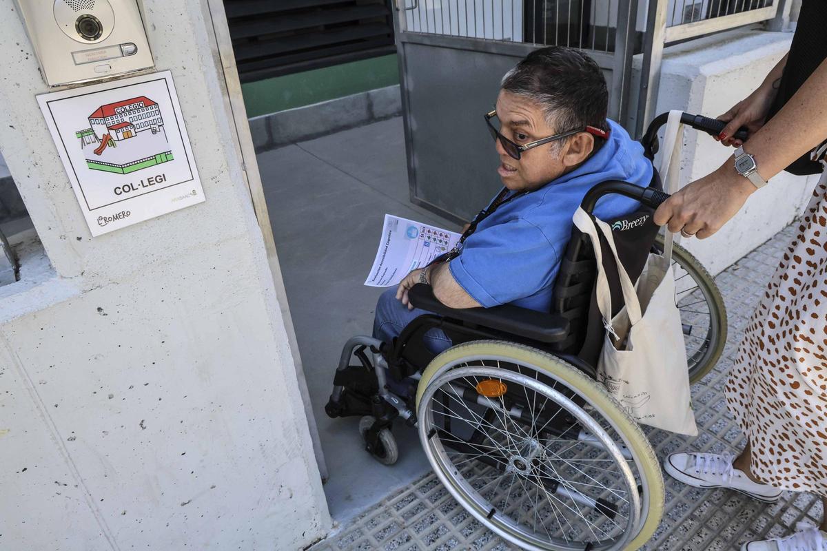 Personas con discapacidad intelectual validan la accesibilidad de los colegios electorales en Sant Joan