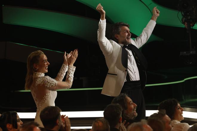 GRANADA, 08/02/2025.- El actor Salva Reina, Goya a Mejor Actor de Reparto por El 47, junto a su pareja Kira Miró (i) durante la gala de la 39 edición de los Premios Goya de la Academia de Cine que se celebra este sábado en el Palacio de Congresos y Exposiciones de Granada. EFE/ Julio Muñoz.